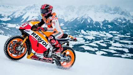 Campeón de MotoGP acelera al máximo sobre la nieve