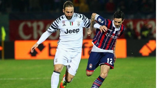 Juventus derrotó a Crotone y se mantuvo firme como líder en Italia