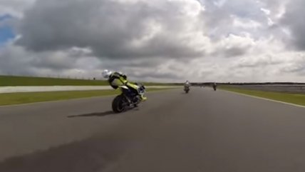 La espeluznante caída de un motociclista a 225 kilómetros por hora