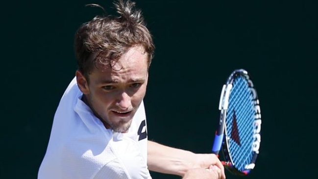 Ruso Medvedev fue multado por arrojar monedas a jueza en Wimbledon