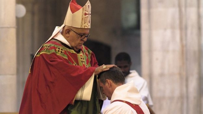 Ex jugador de Manchester United se convirtió en sacerdote católico