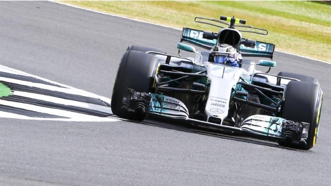 Bottas y Hamilton firmaron los mejores tiempos en primera sesión en Silverstone