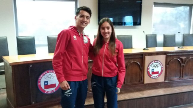 Cerna y Orrego compartieron su alegría al arribar a Chile como campeones mundiales