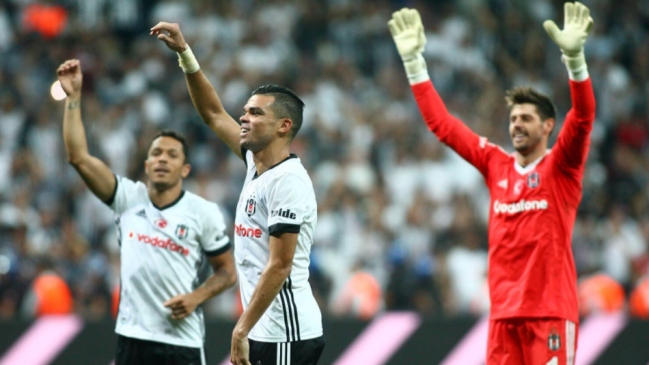Gary Medel vio desde la banca la victoria de Besiktas sobre Bursaspor de Cristóbal Jorquera