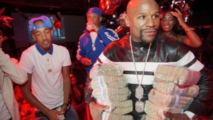 Floyd Mayweather celebró triunfo en su club de streapers