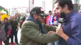 Periodista chileno fue agredido por hincha boliviano mientras realizaba despacho