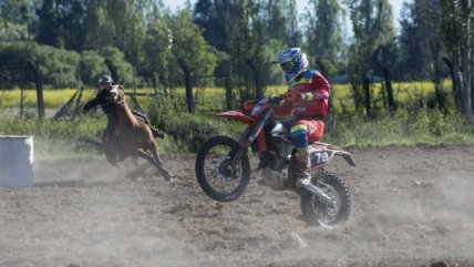 Inédito duelo en torneo ecuestre enfrentó un caballo con una moto