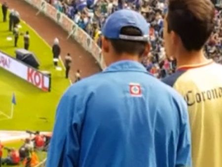 Mexicano que lleva a su hermano ciego al estadio enternece a la web