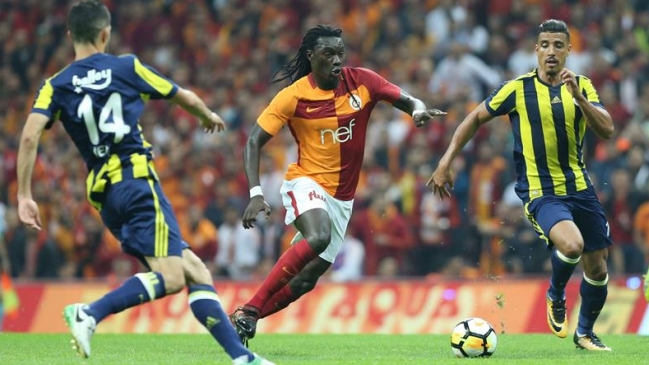 Mauricio Isla jugó en la paridad de Fenerbahce y Galatasaray