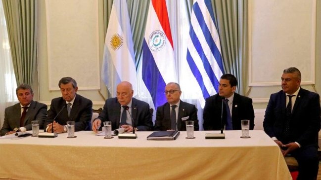 Argentina, Paraguay y Uruguay firmaron memorándum para postular al Mundial de 2030