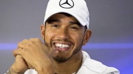 WWE le regaló un título personalizado a Lewis Hamilton por su nuevo título en la F1