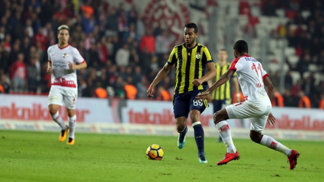Fenerbahce sin Mauricio Isla superó con lo justo a Antalyaspor en la Superliga turca