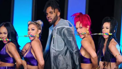 Jason Derulo visitó Chile y posó con la camiseta de Colo Colo