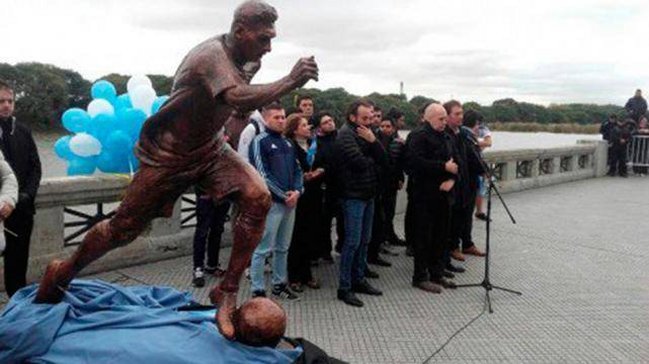 Le cortaron las piernas a la estatua de Lionel Messi en Buenos Aires