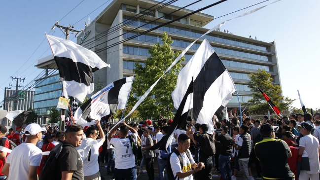 Hinchas de Colo Colo brindaron masivo "arengazo" previo a la jornada final en Concepción