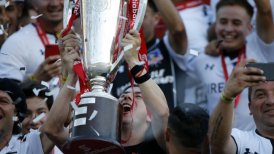 Colo Colo exhibió la Copa del Torneo de Transición en su regreso a Santiago