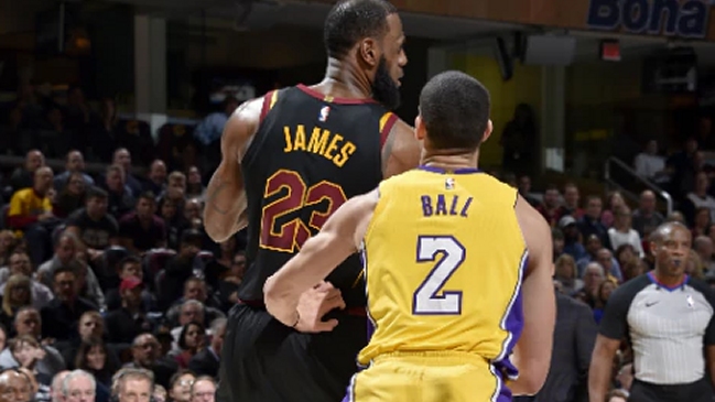 James dio una lección a Lonzo Ball en triunfo de Cavaliers sobre Lakers