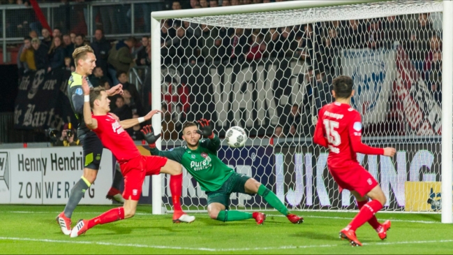 Twente de Cristián Cuevas cayó ante PSV por la liga holandesa