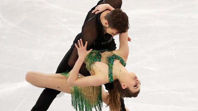 Patinadora francesa sufrió percance con su vestido en Juegos Olímpicos