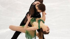 Patinadora francesa sufrió percance con su vestido en Juegos Olímpicos