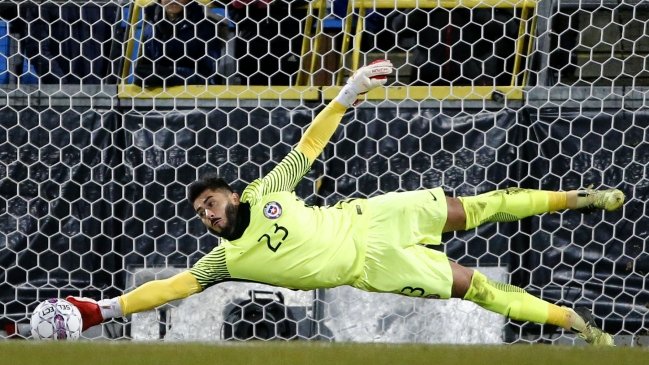 Seleccionados del medio local llegaron a Chile tras gira de la Roja