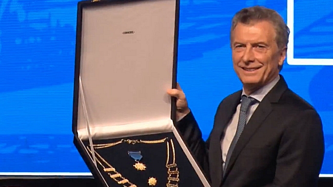 Conmebol otorgó máxima condecoración a Macri por su aporte al fútbol