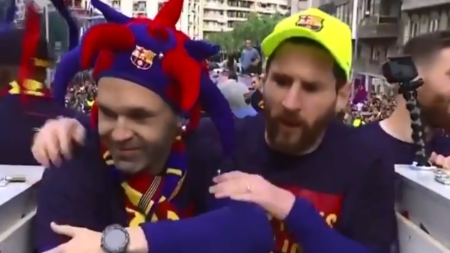 El emotivo abrazo entre Lionel Messi y Andrés Iniesta en las celebraciones de FC Barcelona