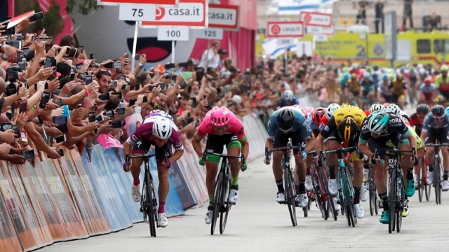 Elia Viviani firmó el doblete en la tercera etapa del Giro de Italia y Dennis sigue líder