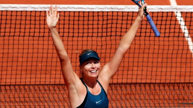 Maria Sharapova dio el golpe ante Karolina Pliskova y avanzó en Roland Garros