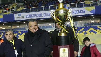 Fernández Vial festejó su aniversario ante Peñarol con Elías Figueroa como invitado de lujo