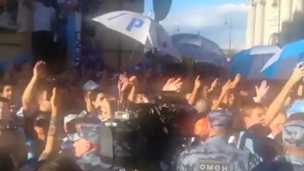 Hinchas argentinos dedicaron fuertes insultos a Caruso Lombardi