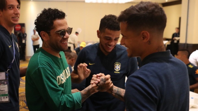 Daniel Alves visitó a la selección brasileña antes de partido contra Serbia