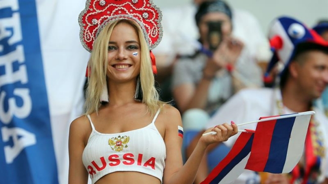 Hincha rusa que se ha robado todas las miradas en la Copa del Mundo negó ser actriz porno