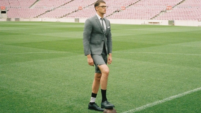 FC Barcelona se suma a la moda de los trajes formales con pantalones cortos