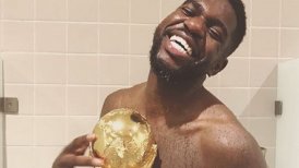 El oro no se oxida: Samuel Umtiti se dio una ducha con la Copa del Mundo