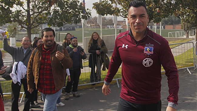 Esteban Paredes disfrutó junto a los hinchas y cantó tema de Silvio Rodríguez en su cumpleaños