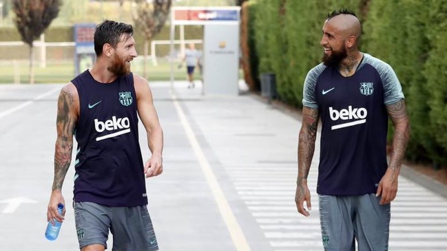 La primera imagen de Arturo Vidal junto a su compañero Lionel Messi