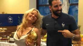 Pamela Anderson desmintió los rumores de ruptura con defensor campeón del mundo