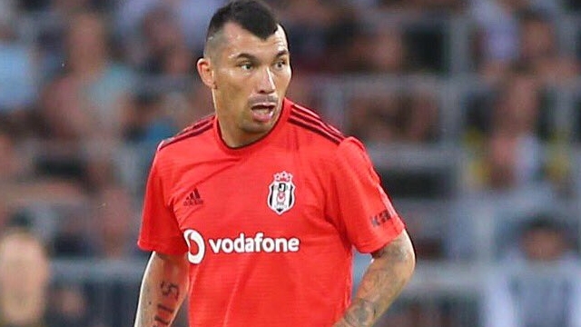 Besiktas con Gary Medel en cancha sufrió dura derrota ante Antalyaspor en la Liga turca