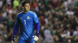 Arquero de la selección mexicana reveló las felicitaciones que le envió Claudio Bravo