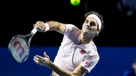 Federer tomó un lugar en las semifinales de Basilea tras una sufrida victoria sobre Simon