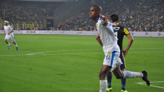 Mauricio Isla actuó durante todo el partido en contundente derrota de Fenerbahce