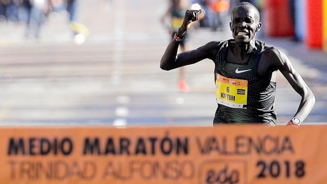 Keniano Abraham Kiptum batió el récord mundial de medio maratón en Valencia