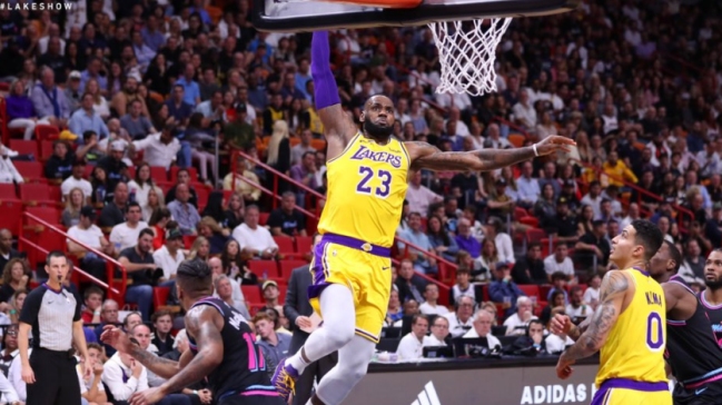 LeBron James se exhibió con 51 puntos en nueva victoria de los Lakers