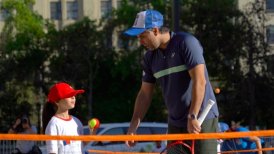 Massú y González realizan clase de tenis frente a La Moneda a niños de escuelas municipales