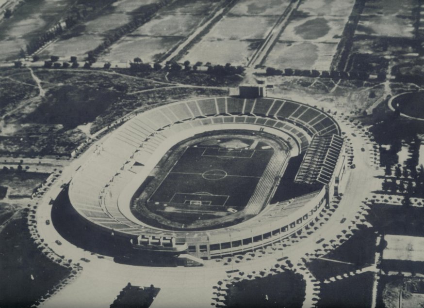 El 4 de diciembre de 1938 se jugó el primer partido de fútbol. Fue un amistoso entre Colo Colo y el São Cristóvão de Brasil. Ganó 6-3 el cacique. El 4 de diciembre de 1938 se jugó el primer partido de fútbol. Fue un amistoso entre Colo Colo y el São Cristóvão de Brasil. Ganó 6-3 el cacique.