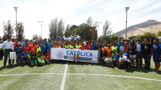 Universidad Católica compartió con niños de la Fundación Fútbol Más tras retornar a Santiago