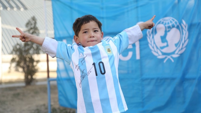 La guerra echó de casa al niño afgano que se hizo conocido por su camiseta de Messi