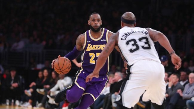LeBron James forjó una magnífica actuación en triunfo de Lakers ante Spurs