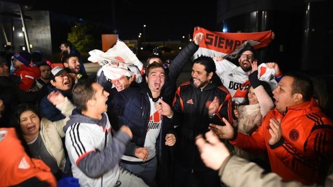 Una veintena de hinchas recibió a River Plate en Madrid